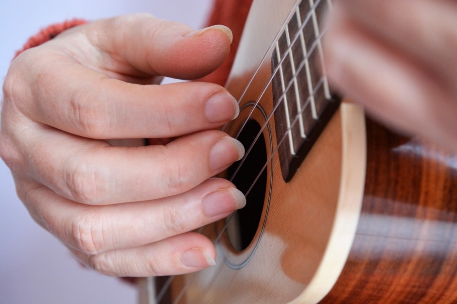 fingernail size strumming hand ukulele